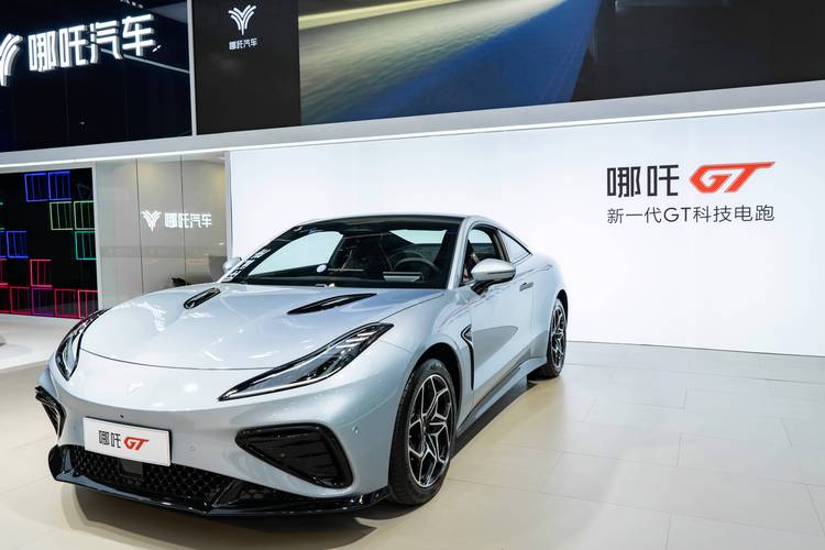 重庆25哪吒汽车在智能汽车领域的表现，领途汽车在新能源汽车市场中的影响力